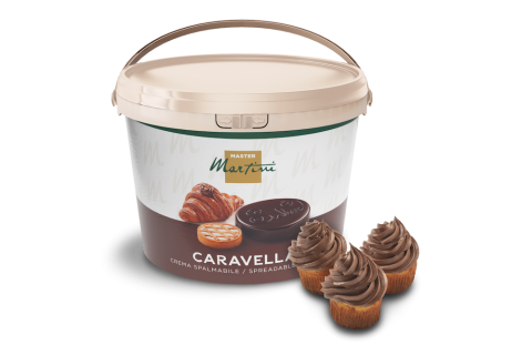 Kanta namaza Master Martini Caravella pored tri cupcakea sa čokoladnim preljevom.